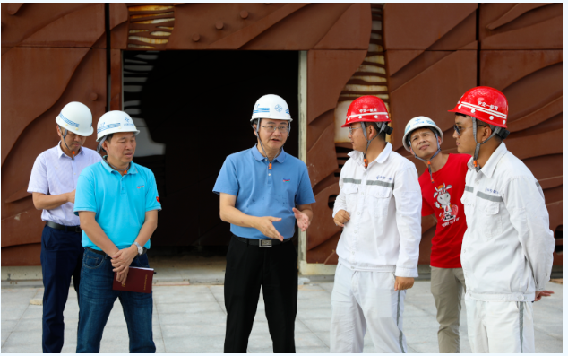 歡迎三沙市市委常委，市長(zhǎng)鄧忠蒞臨我司承接的三沙廣場(chǎng)項(xiàng)目，三沙文體館項(xiàng)目現(xiàn)場(chǎng)調(diào)研并指導(dǎo)